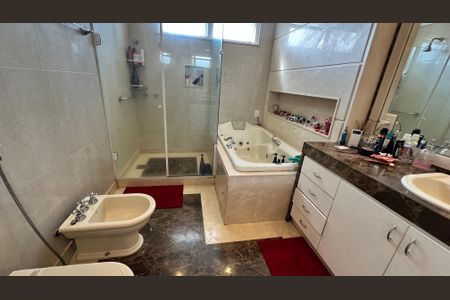 Casa à venda com 508m², 4 quartos e 5 vagasBanheiro da Suíte 1