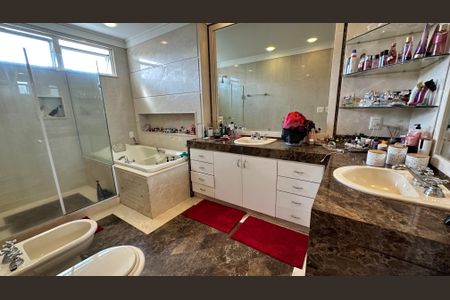 Casa à venda com 508m², 4 quartos e 5 vagasBanheiro da Suíte 1