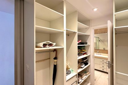 Apartamento à venda com 206m², 4 quartos e 1 vagaCloset da suíte 1