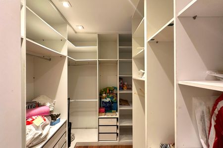 Apartamento à venda com 206m², 4 quartos e 1 vagaCloset da suíte 1