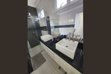 Casa de condomínio à venda com 389m², 4 quartos e 5 vagasBanheiro