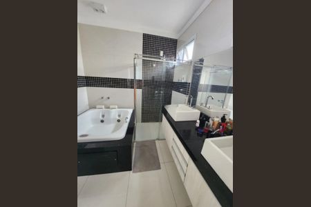 Casa de condomínio à venda com 389m², 4 quartos e 5 vagasBanheiro