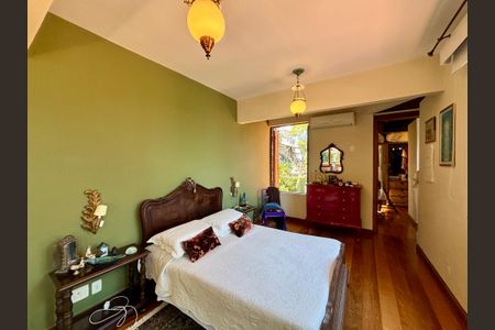 Casa à venda com 246m², 4 quartos e 3 vagas Casa à venda com 246m², 4 quartos e 3 vagasSuíte