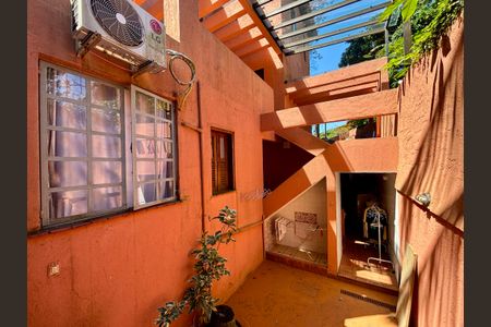 Casa à venda com 246m², 4 quartos e 3 vagas Casa à venda com 246m², 4 quartos e 3 vagasÁrea de serviço