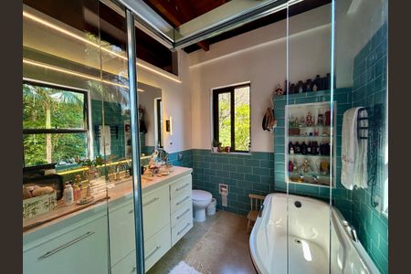 Casa à venda com 246m², 4 quartos e 3 vagas Casa à venda com 246m², 4 quartos e 3 vagasBanheiro da Suíte