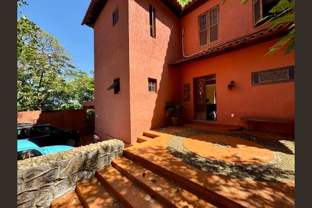 Casa à venda com 246m², 4 quartos e 3 vagas Casa à venda com 246m², 4 quartos e 3 vagasÁrea Externa