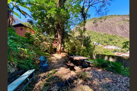 Casa à venda com 246m², 4 quartos e 3 vagas Casa à venda com 246m², 4 quartos e 3 vagasÁrea Externa