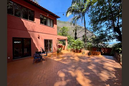 Casa à venda com 246m², 4 quartos e 3 vagas Casa à venda com 246m², 4 quartos e 3 vagasÁrea Externa