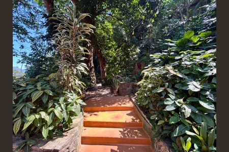 Casa à venda com 246m², 4 quartos e 3 vagas Casa à venda com 246m², 4 quartos e 3 vagasÁrea Externa