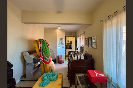 Casa à venda com 246m², 4 quartos e 3 vagas Casa à venda com 246m², 4 quartos e 3 vagasQuarto 4