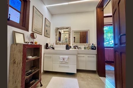 Casa à venda com 246m², 4 quartos e 3 vagas Casa à venda com 246m², 4 quartos e 3 vagasBanheiro 2