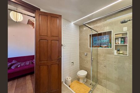 Casa à venda com 246m², 4 quartos e 3 vagas Casa à venda com 246m², 4 quartos e 3 vagasBanheiro 2