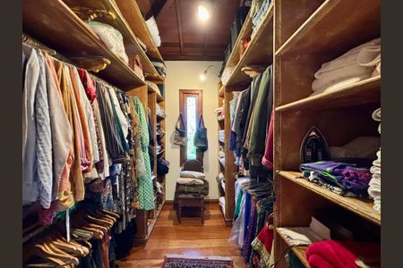 Casa à venda com 246m², 4 quartos e 3 vagas Casa à venda com 246m², 4 quartos e 3 vagasCloset da suíte