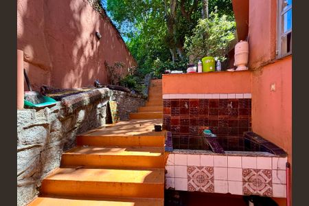 Casa à venda com 246m², 4 quartos e 3 vagas Casa à venda com 246m², 4 quartos e 3 vagasEscada