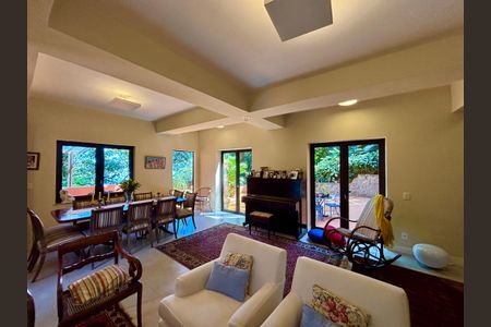 Casa à venda com 246m², 4 quartos e 3 vagas Casa à venda com 246m², 4 quartos e 3 vagasSala 1