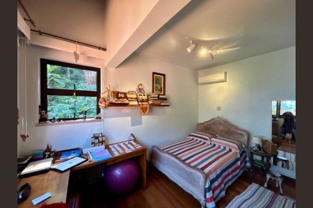 Casa à venda com 246m², 4 quartos e 3 vagas Casa à venda com 246m², 4 quartos e 3 vagasQuarto 1