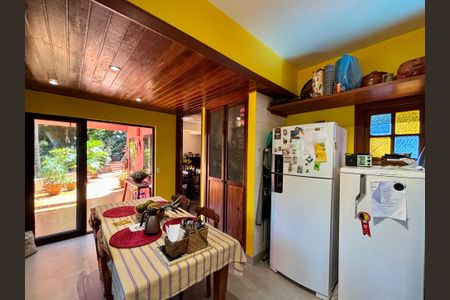 Casa à venda com 246m², 4 quartos e 3 vagas Casa à venda com 246m², 4 quartos e 3 vagasCozinha