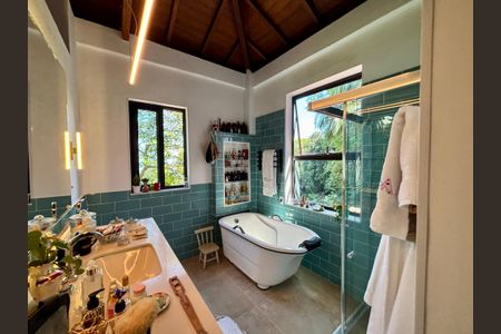 Casa à venda com 246m², 4 quartos e 3 vagas Casa à venda com 246m², 4 quartos e 3 vagasBanheiro da Suíte