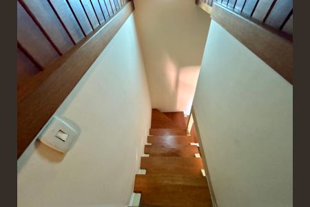 Casa à venda com 246m², 4 quartos e 3 vagas Casa à venda com 246m², 4 quartos e 3 vagasEscada