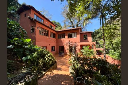 Casa à venda com 246m², 4 quartos e 3 vagas Casa à venda com 246m², 4 quartos e 3 vagasÁrea Externa