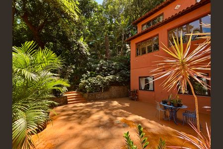 Casa à venda com 246m², 4 quartos e 3 vagas Casa à venda com 246m², 4 quartos e 3 vagasÁrea Externa