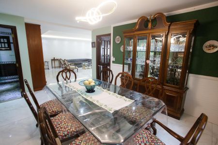 Casa de condomínio à venda com 439m², 6 quartos e 3 vagasSala de jantar