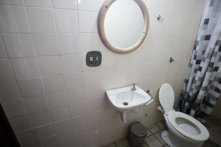 Casa de condomínio à venda com 439m², 6 quartos e 3 vagasBanheiro de Serviço