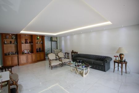 Sala de Estar de casa de condomínio à venda com 6 quartos, 439m² em Jacarepaguá, Rio de Janeiro