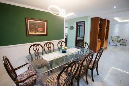 Casa de condomínio à venda com 439m², 6 quartos e 3 vagasSala de jantar