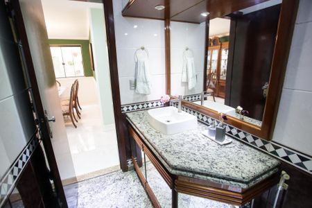 Casa de condomínio à venda com 439m², 6 quartos e 3 vagasBanheiro Social 1