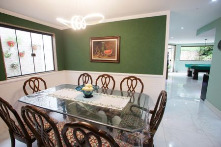 Casa de condomínio à venda com 439m², 6 quartos e 3 vagasSala de jantar