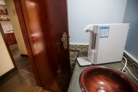 Casa de condomínio à venda com 439m², 6 quartos e 3 vagasLavabo da Sala de TV