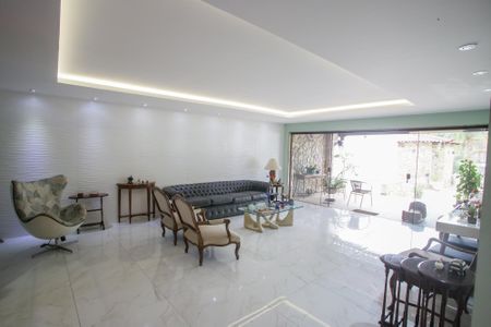 Casa de condomínio à venda com 439m², 6 quartos e 3 vagasSala de Estar