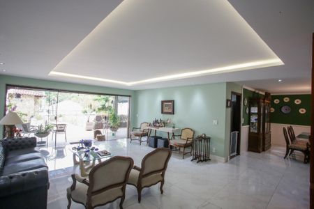 Sala de Estar de casa de condomínio à venda com 6 quartos, 439m² em Jacarepaguá, Rio de Janeiro