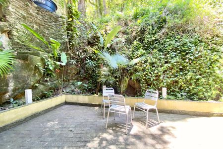 Casa à venda com 300m², 5 quartos e sem vaga Casa à venda com 300m², 5 quartos e sem vagaVaranda