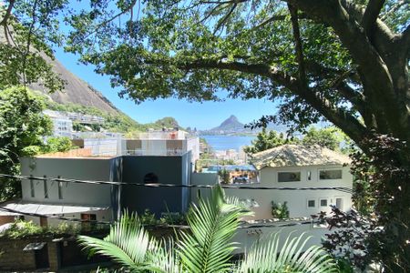 Casa à venda com 300m², 5 quartos e sem vaga Casa à venda com 300m², 5 quartos e sem vagaVista