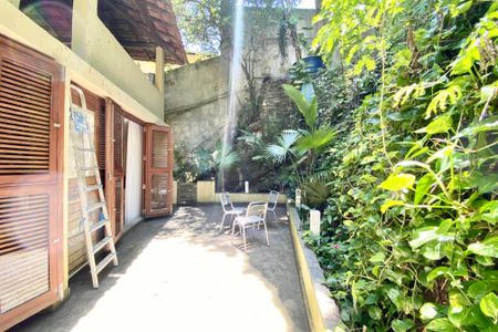 Casa à venda com 300m², 5 quartos e sem vaga Casa à venda com 300m², 5 quartos e sem vagaVaranda