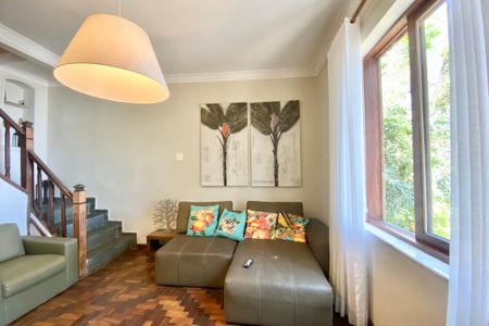 Casa à venda com 300m², 5 quartos e sem vaga Casa à venda com 300m², 5 quartos e sem vagaSala