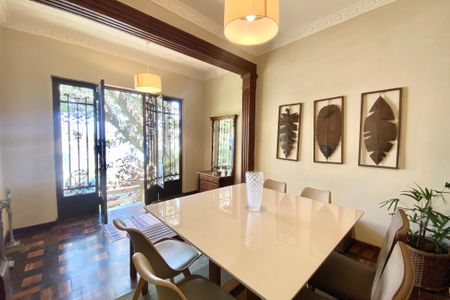 Casa à venda com 300m², 5 quartos e sem vaga Casa à venda com 300m², 5 quartos e sem vagaSala