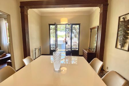 Casa à venda com 300m², 5 quartos e sem vaga Casa à venda com 300m², 5 quartos e sem vagaSala