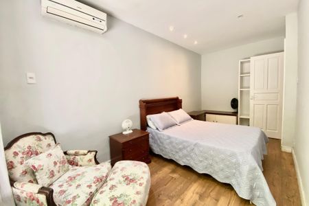 Casa à venda com 300m², 5 quartos e sem vaga Casa à venda com 300m², 5 quartos e sem vagaQuarto 4
