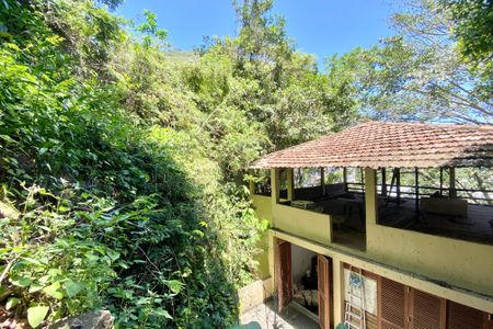 Casa à venda com 300m², 5 quartos e sem vaga Casa à venda com 300m², 5 quartos e sem vagaQuintal