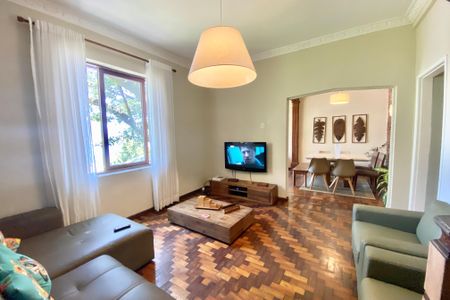 Casa à venda com 300m², 5 quartos e sem vaga Casa à venda com 300m², 5 quartos e sem vagaSala