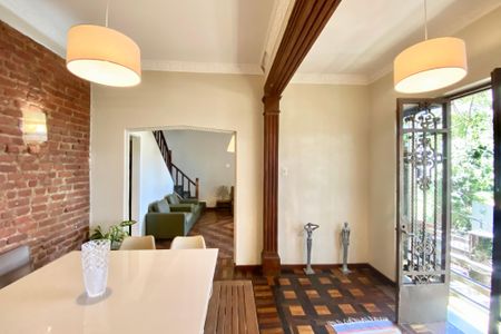 Casa à venda com 300m², 5 quartos e sem vaga Casa à venda com 300m², 5 quartos e sem vagaSala