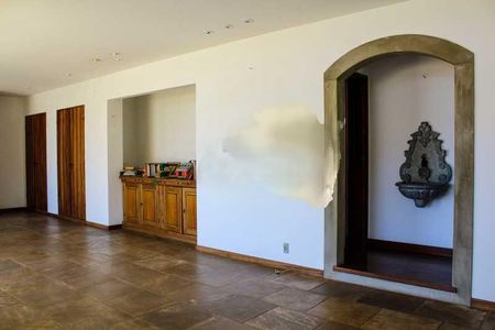 Casa à venda com 1028m², 4 quartos e 3 vagas