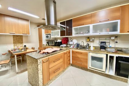 Apartamento à venda com 230m², 4 quartos e 2 vagasCozinha