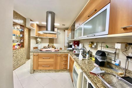 Apartamento à venda com 230m², 4 quartos e 2 vagasCozinha