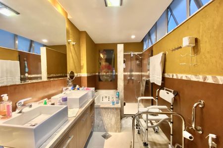 Apartamento à venda com 230m², 4 quartos e 2 vagasBanheiro da Suíte 3