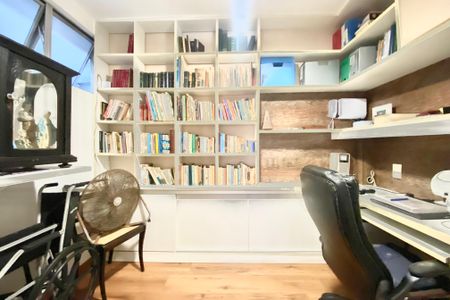 Apartamento à venda com 230m², 4 quartos e 2 vagasEscritório