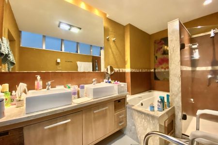 Apartamento à venda com 230m², 4 quartos e 2 vagasBanheiro da Suíte 3